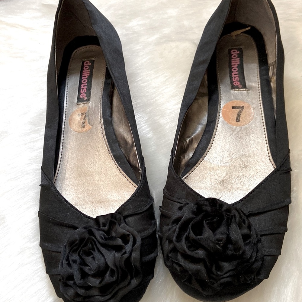 Dollhouse size 7 black ballet flats.